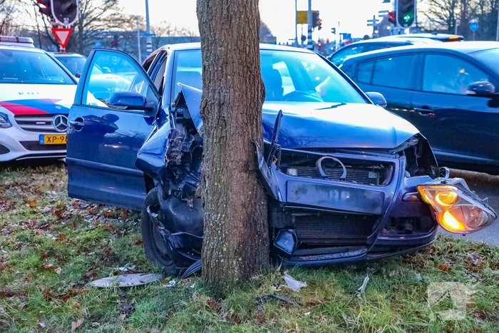 Bestuurster raakt van de weg en botst tegen boom
