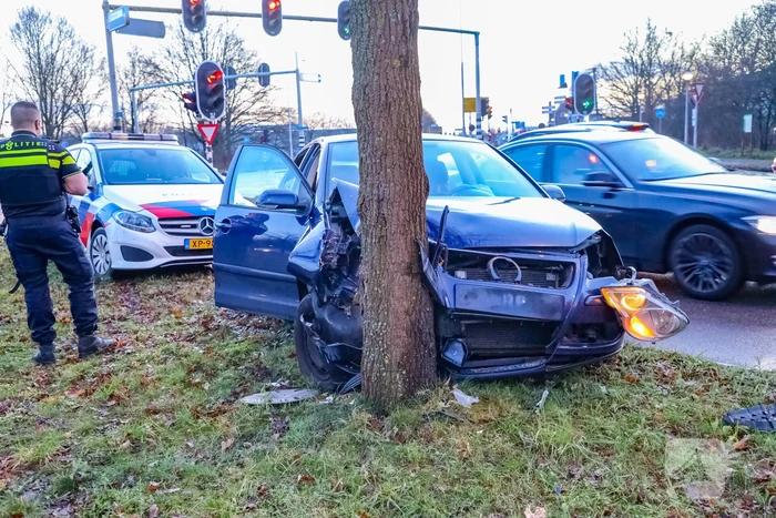 Bestuurster raakt van de weg en botst tegen boom