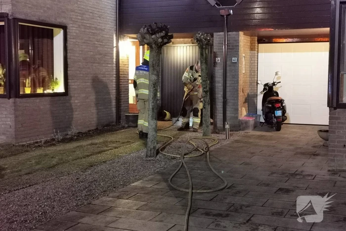 Brand in schoorsteen van woning