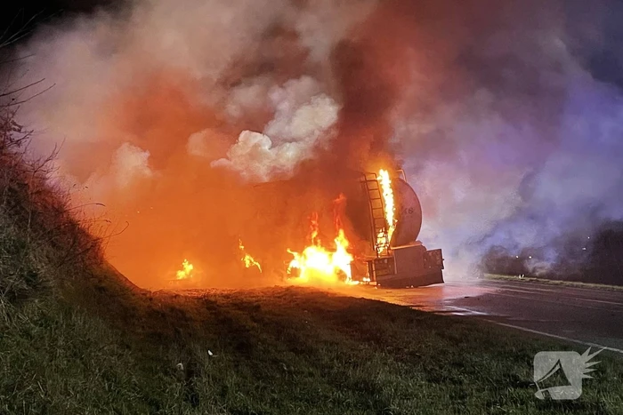 Tankwagen in brand na ernstig ongeval