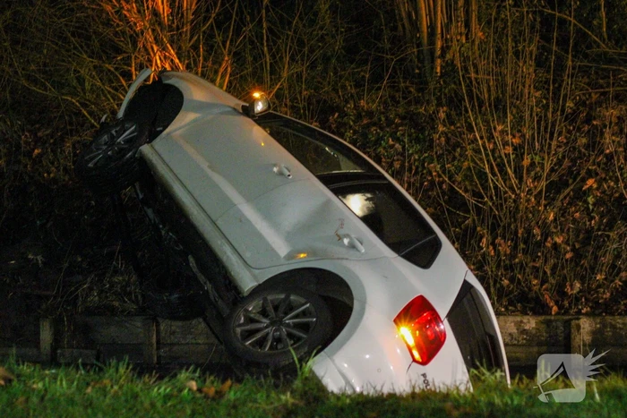 Auto raakt bijna te water