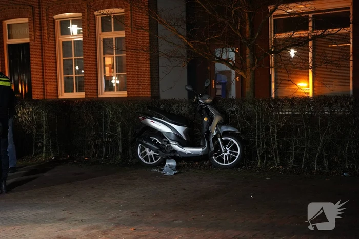 Automobilist ziet scooterrijder over het hoofd tijdens parkeren
