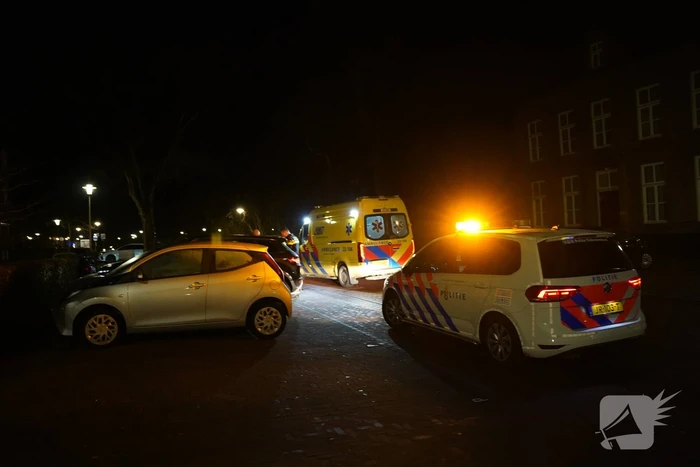 Automobilist ziet scooterrijder over het hoofd tijdens parkeren