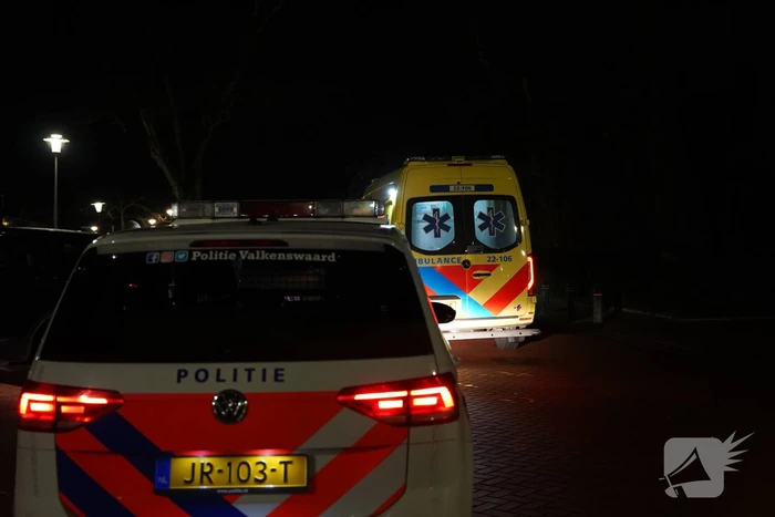 Automobilist ziet scooterrijder over het hoofd tijdens parkeren