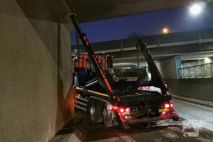 Container vrachtwagen ramt brug