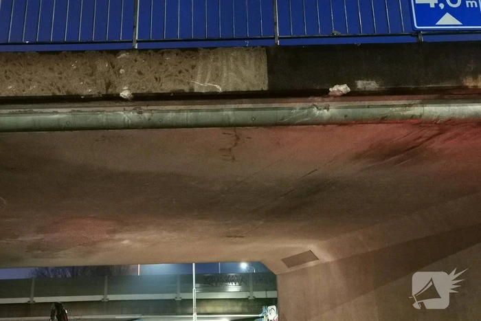 Container vrachtwagen ramt brug