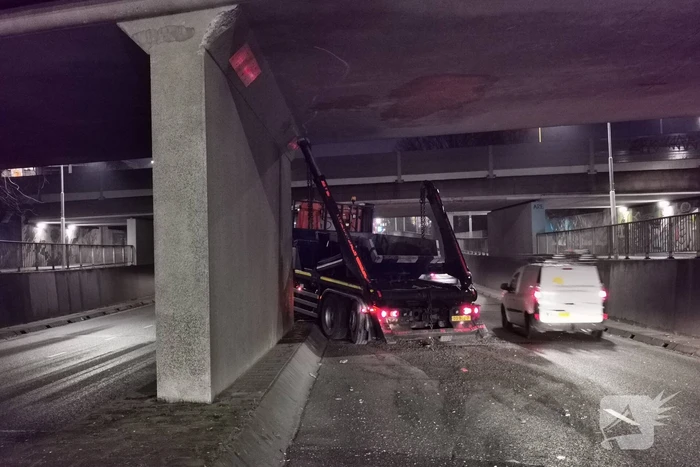 Container vrachtwagen ramt brug