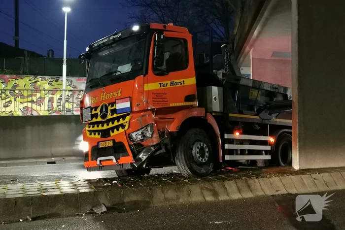 Container vrachtwagen ramt brug