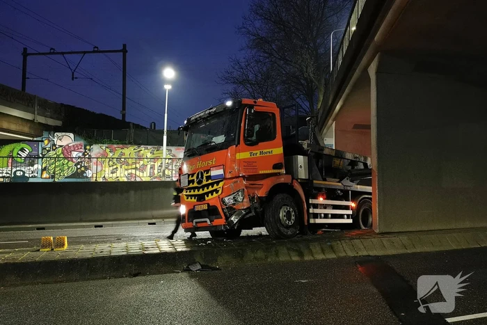 Container vrachtwagen ramt brug
