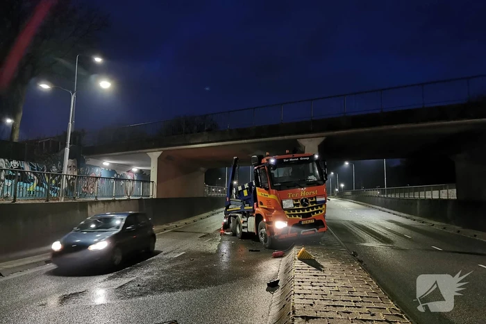 Container vrachtwagen ramt brug