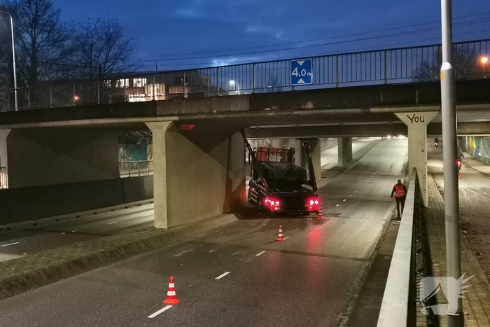 Container vrachtwagen ramt brug