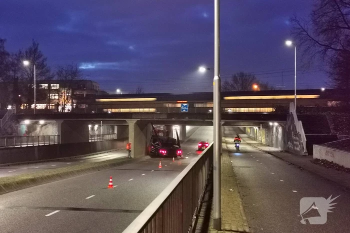 Container vrachtwagen ramt brug