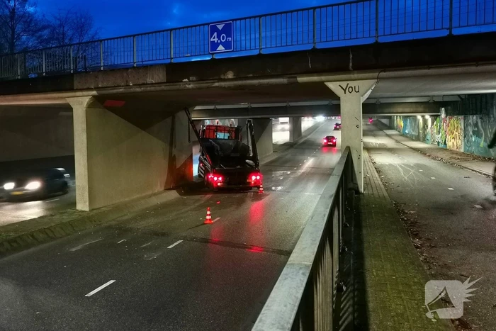 Container vrachtwagen ramt brug