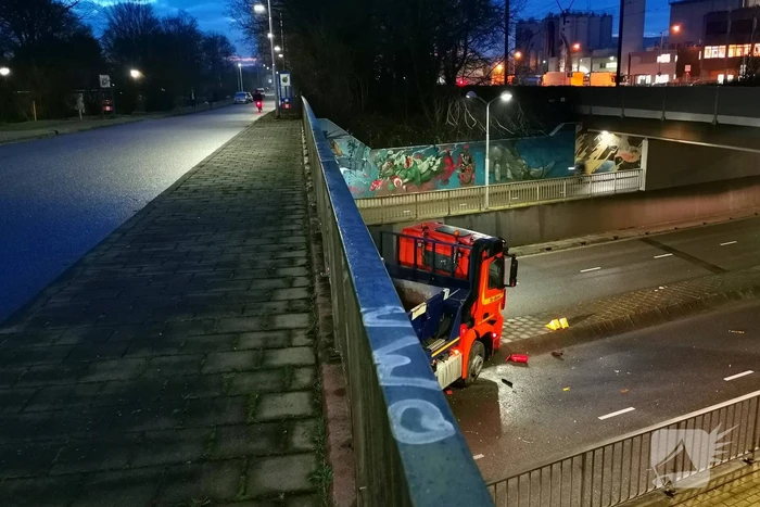 Container vrachtwagen ramt brug