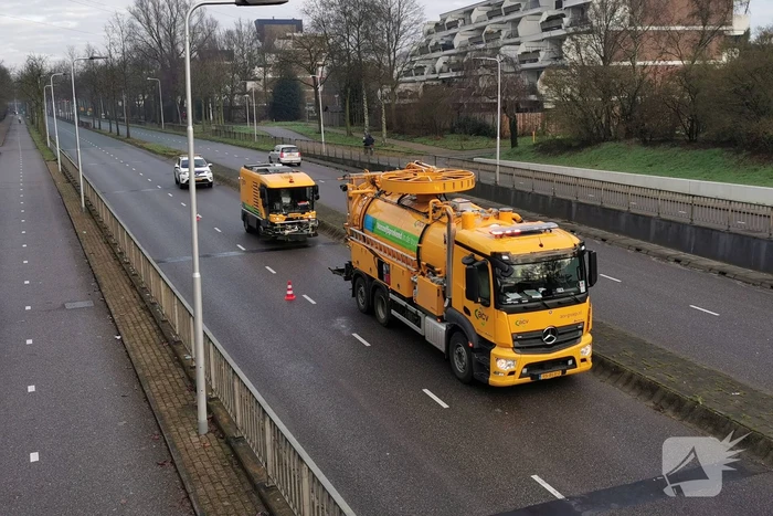 Container vrachtwagen ramt brug