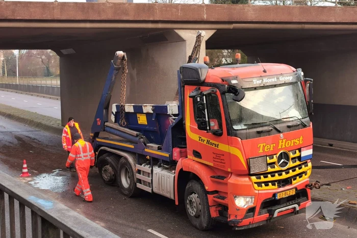 Container vrachtwagen ramt brug