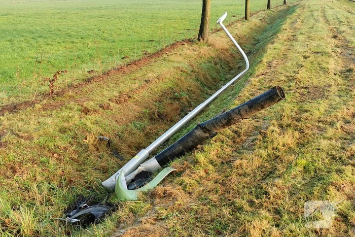 Automobilist rijdt lantaarnpaal uit de grond en komt in tuin tot stilstand