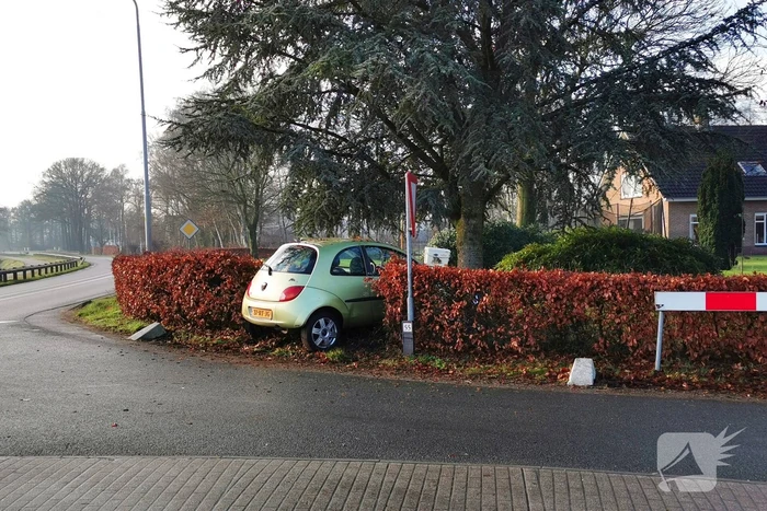 Automobilist rijdt lantaarnpaal uit de grond en komt in tuin tot stilstand