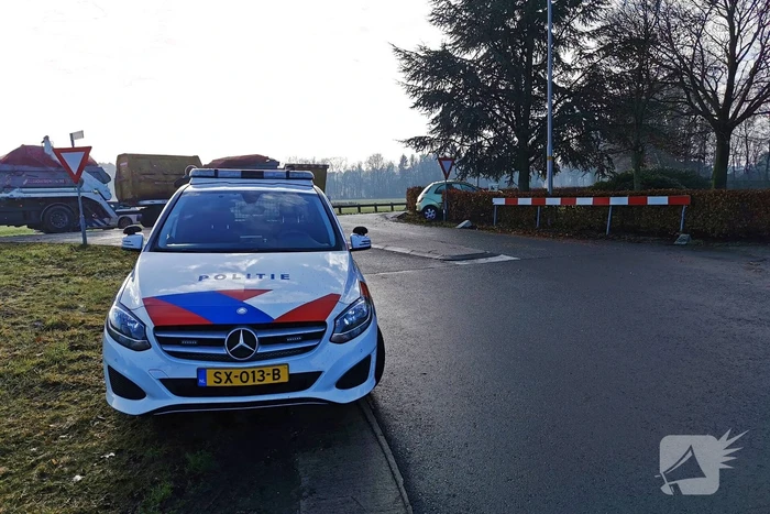 Automobilist rijdt lantaarnpaal uit de grond en komt in tuin tot stilstand