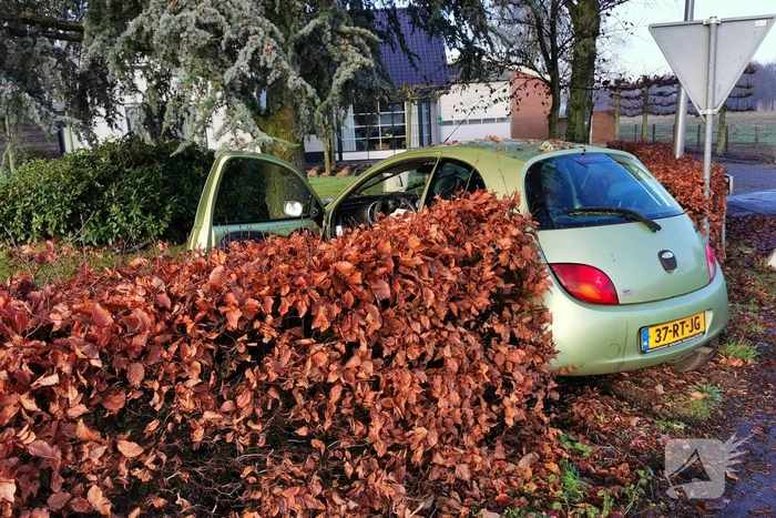Automobilist rijdt lantaarnpaal uit de grond en komt in tuin tot stilstand