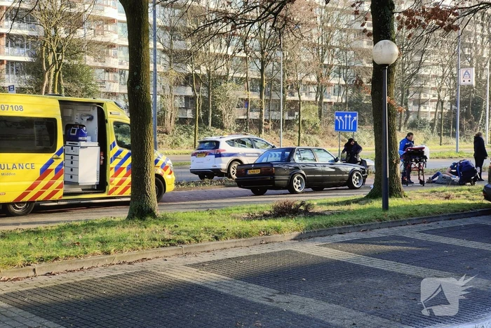 Persoon met hoofdwond op de grond
