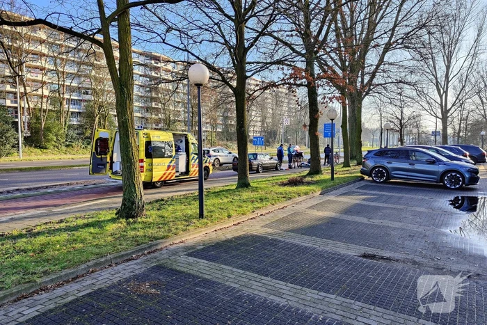 Persoon met hoofdwond op de grond