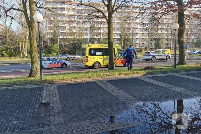Persoon met hoofdwond op de grond