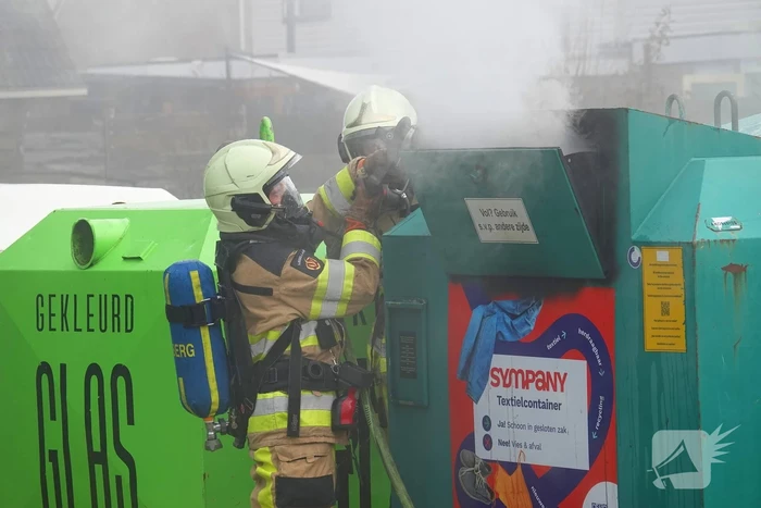 Veel rook bij brand in bovengrondse textielcontainer