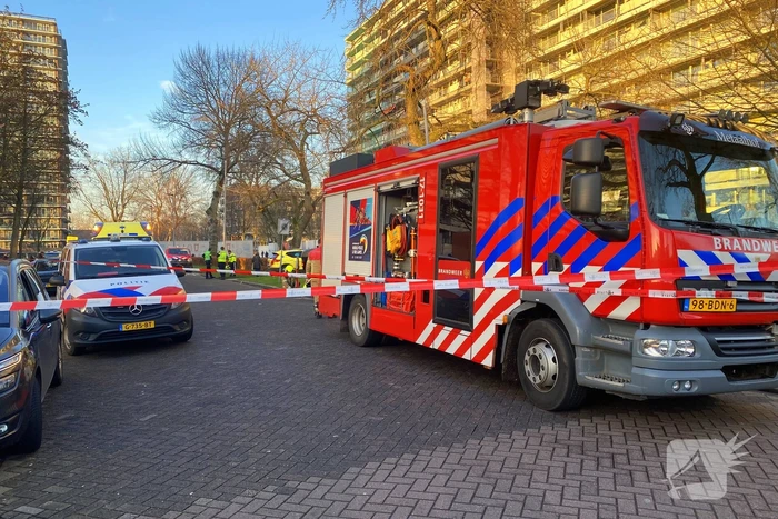 Auto ramt lantaarnpaal en slaat over de kop