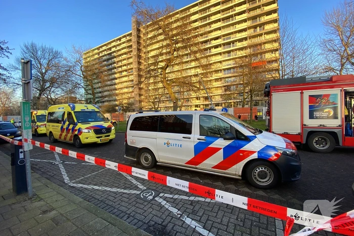 Auto ramt lantaarnpaal en slaat over de kop