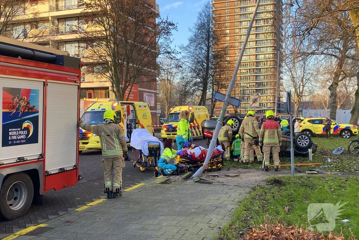 Auto ramt lantaarnpaal en slaat over de kop