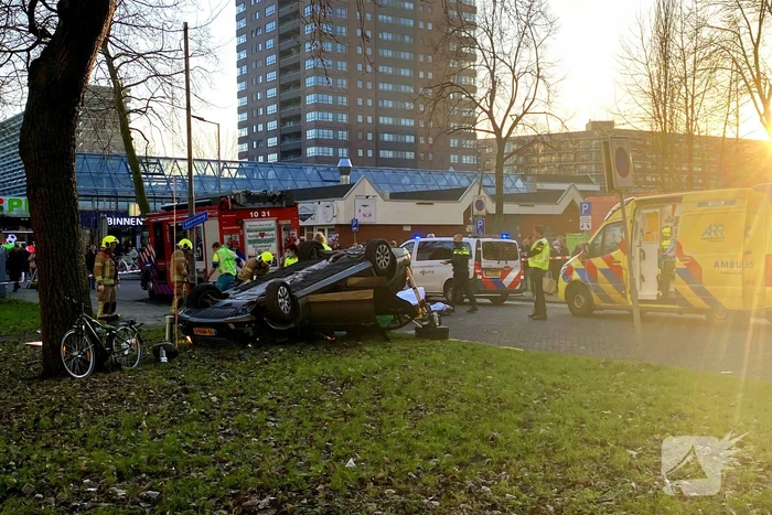 Auto ramt lantaarnpaal en slaat over de kop