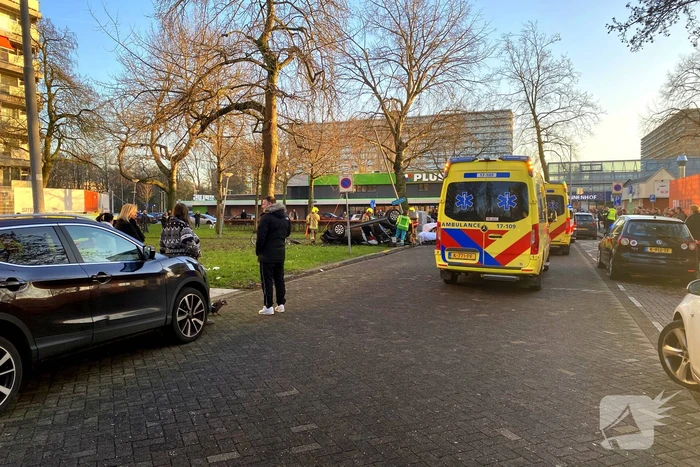 Auto ramt lantaarnpaal en slaat over de kop