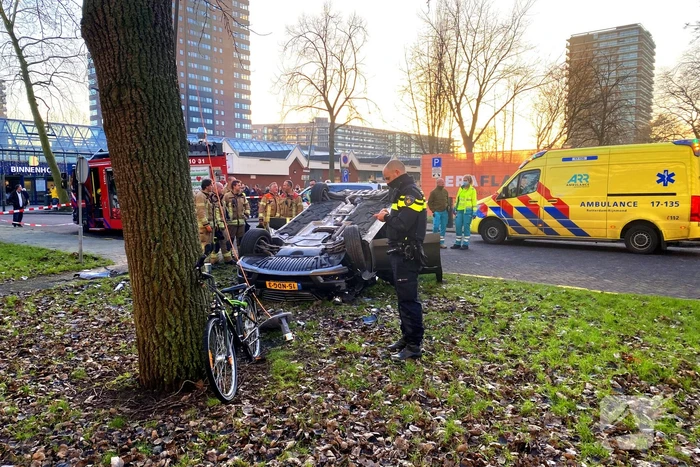 Auto ramt lantaarnpaal en slaat over de kop