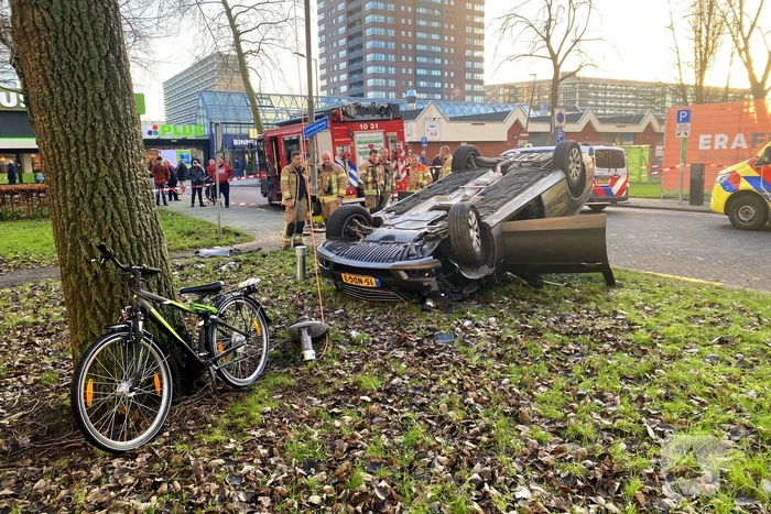 Auto ramt lantaarnpaal en slaat over de kop