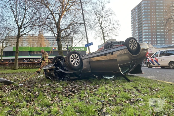 Auto ramt lantaarnpaal en slaat over de kop