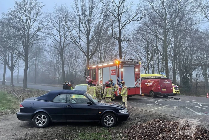Flinke schade bij botsing tussen twee voertuigen