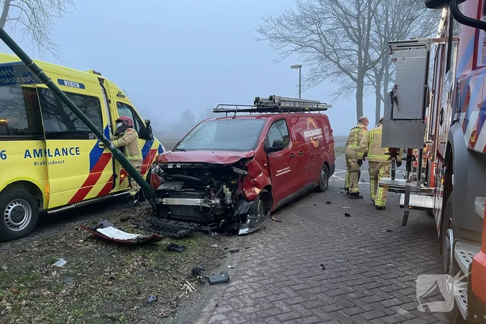 Flinke schade bij botsing tussen twee voertuigen