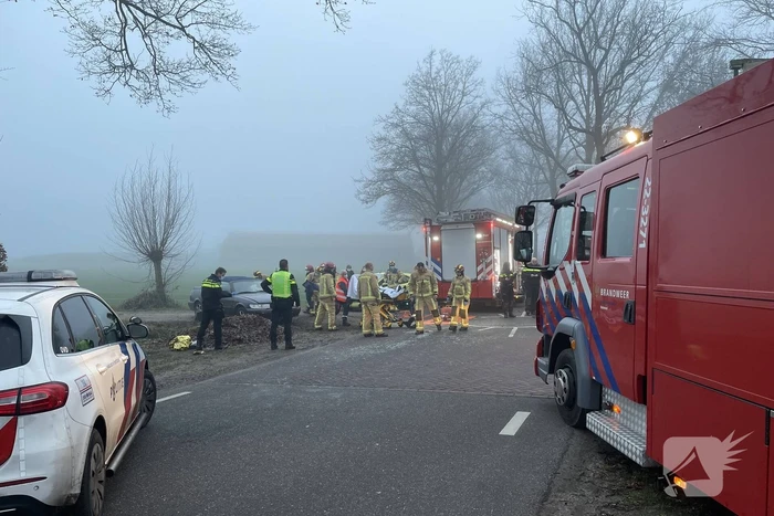 Flinke schade bij botsing tussen twee voertuigen