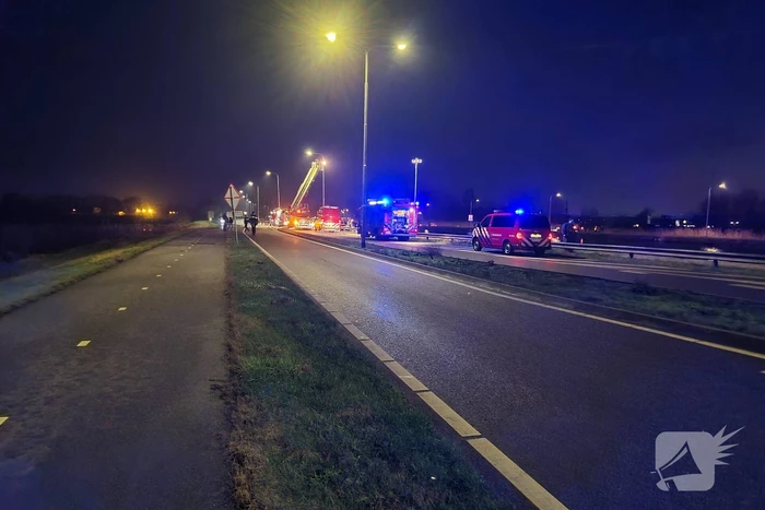 Hulpdiensten zoeken naar persoon in het water