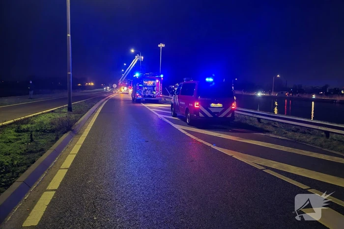 Hulpdiensten zoeken naar persoon in het water