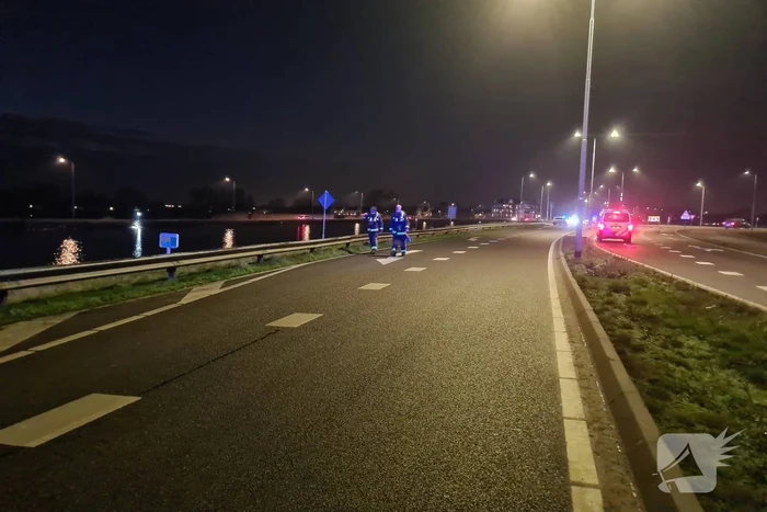 Hulpdiensten zoeken naar persoon in het water