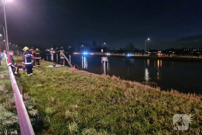 Hulpdiensten zoeken naar persoon in het water
