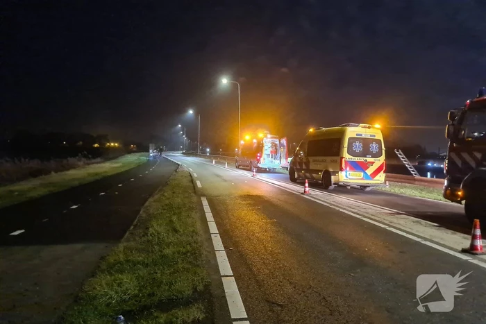Hulpdiensten zoeken naar persoon in het water