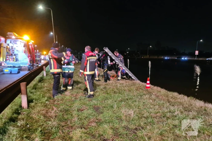 Hulpdiensten zoeken naar persoon in het water