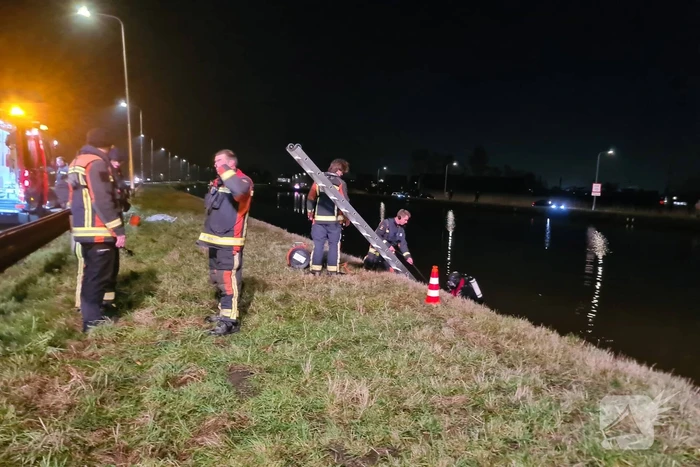 Hulpdiensten zoeken naar persoon in het water