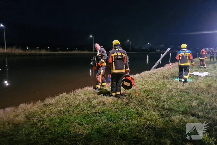 Hulpdiensten zoeken naar persoon in het water