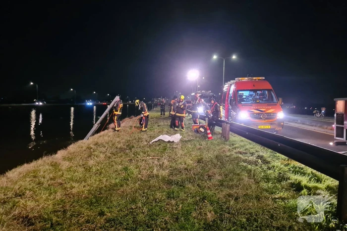 Hulpdiensten zoeken naar persoon in het water