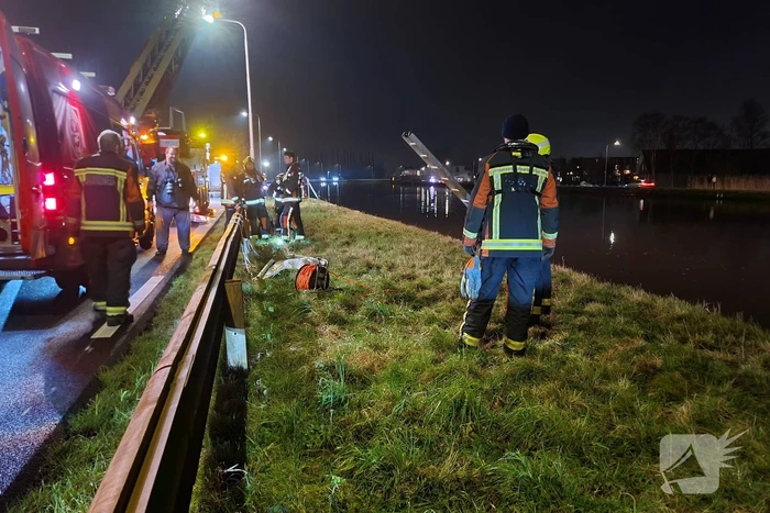 Hulpdiensten zoeken naar persoon in het water