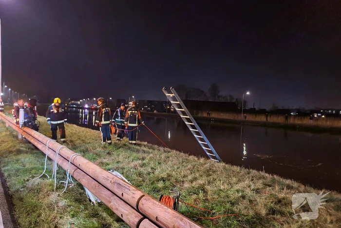 Hulpdiensten zoeken naar persoon in het water